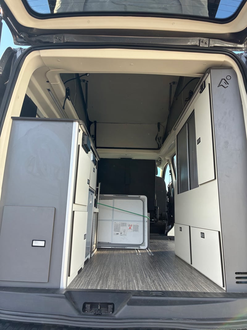Bürstner Panam 54+ espace arrière porte ouverte