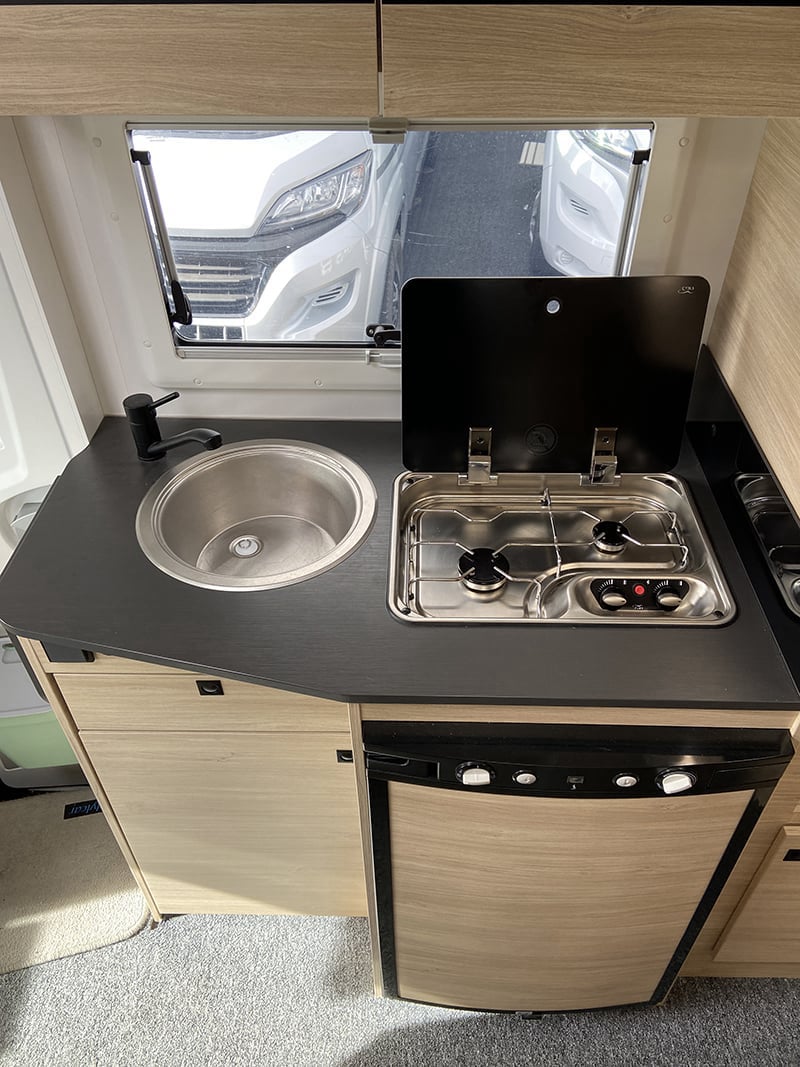 Profilé Challenger S 194 Start Edition espace cuisine