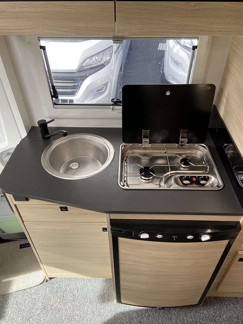 Profilé Challenger S 194 Start Edition espace cuisine