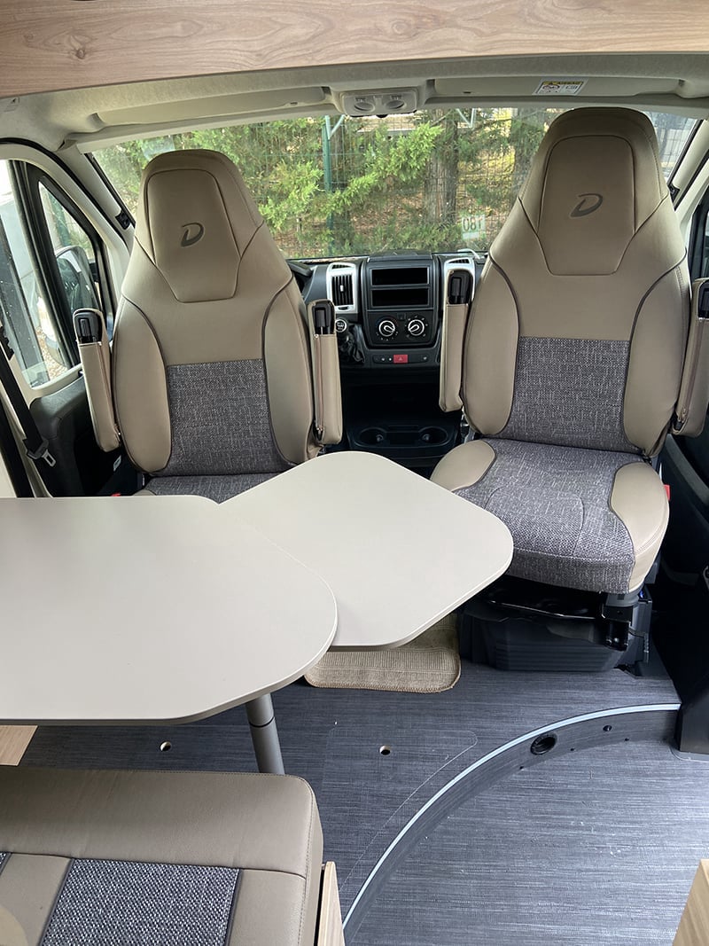 Fourgon Dethleffs Globetrail 600 vue salon cabine