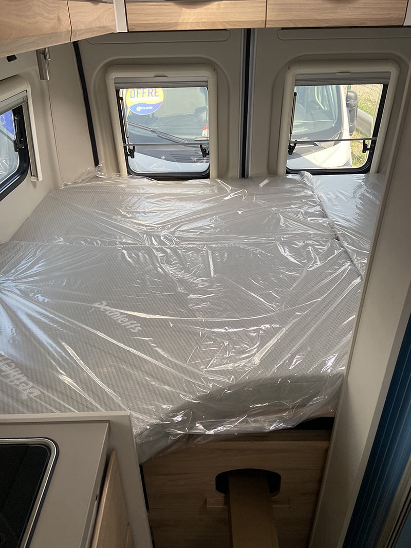 Fourgon Dethleffs Globetrail 600 autre vue espace couchage