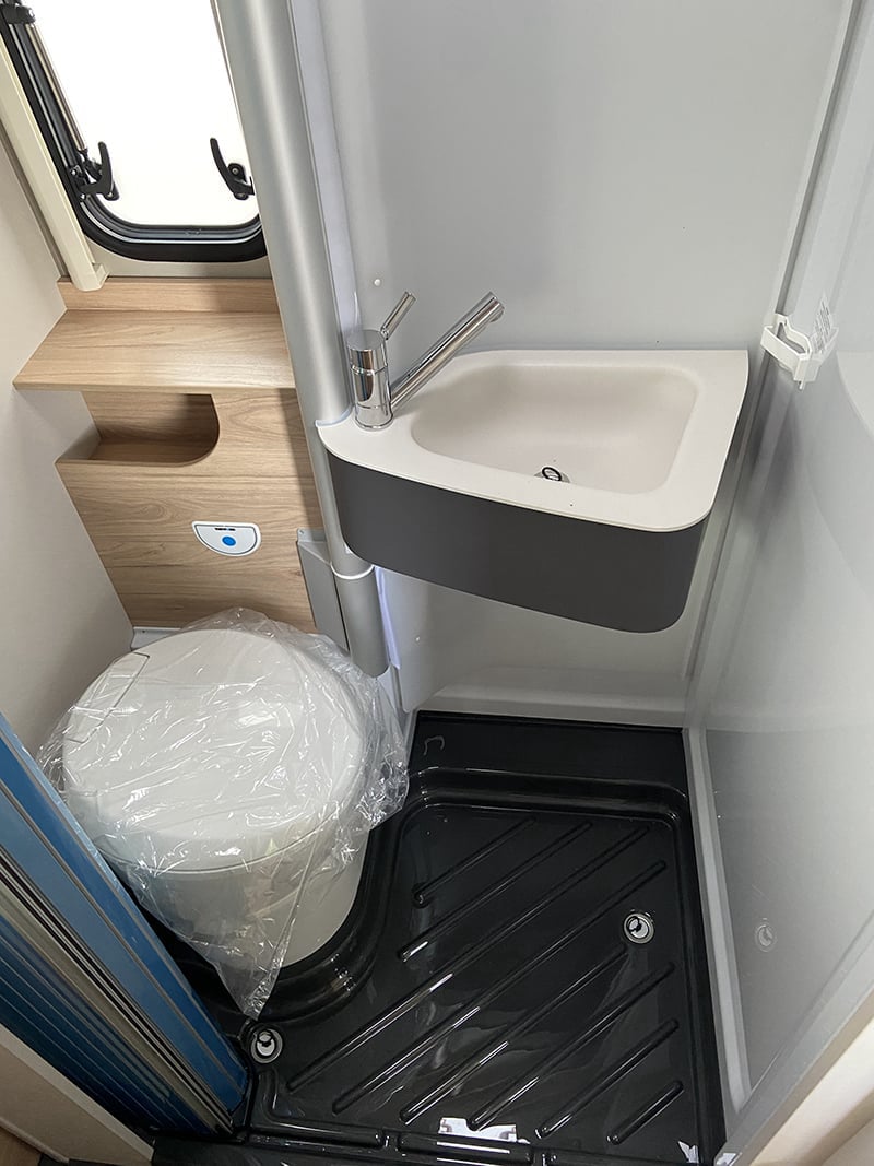 Fourgon Dethleffs Globetrail 600 espace sanitaire lavabo