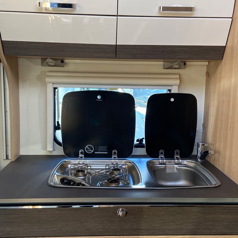 Caravane Bürstner Averso Plus 500 ts espace cuisine