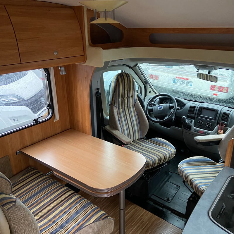 Profilé Bürstner Marano T 585 espace salon