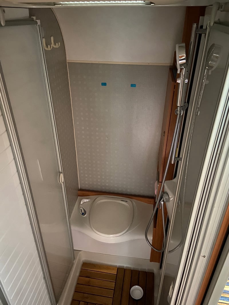 Profilé Bürstner Marano T 585 espace sanitaire douche