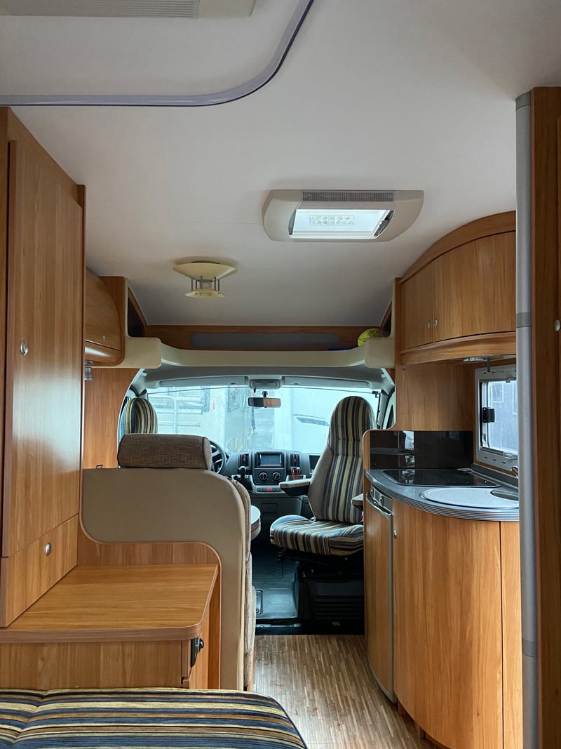 Profilé Bürstner Marano T 585 vue intérieure cabine