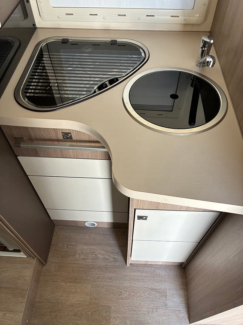 Profilé Challenger Genesis 288 EB espace cuisine protections fermées