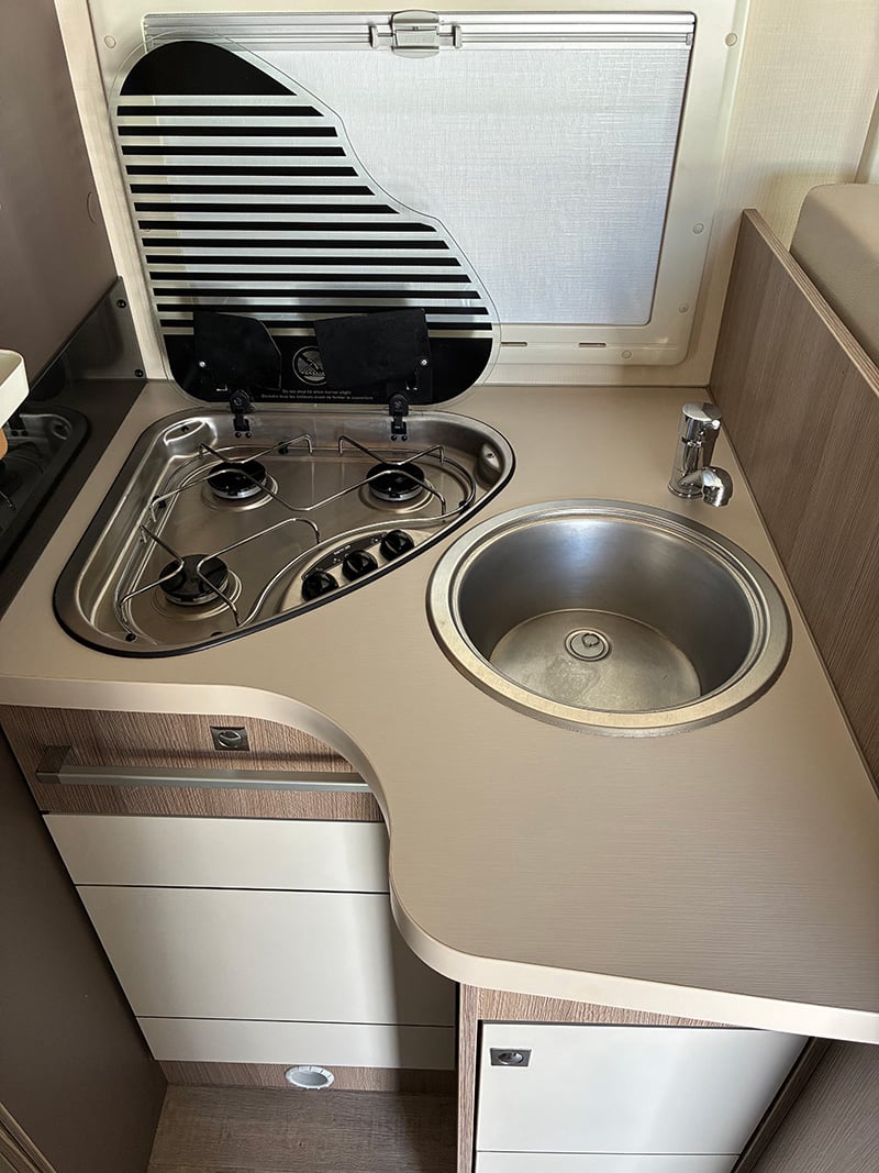 Profilé Challenger Genesis 288 EB espace cuisine protections ouvertes