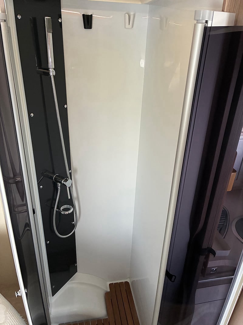 Profilé Challenger Genesis 288 EB espace douche