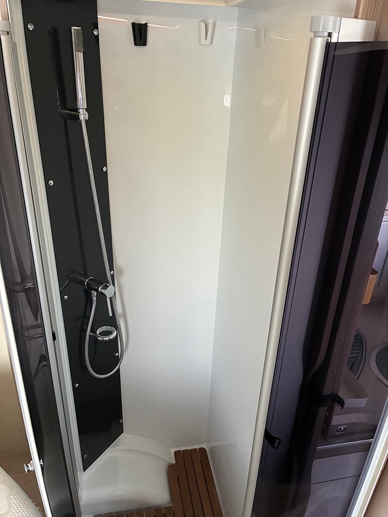 Profilé Challenger Genesis 288 EB espace douche