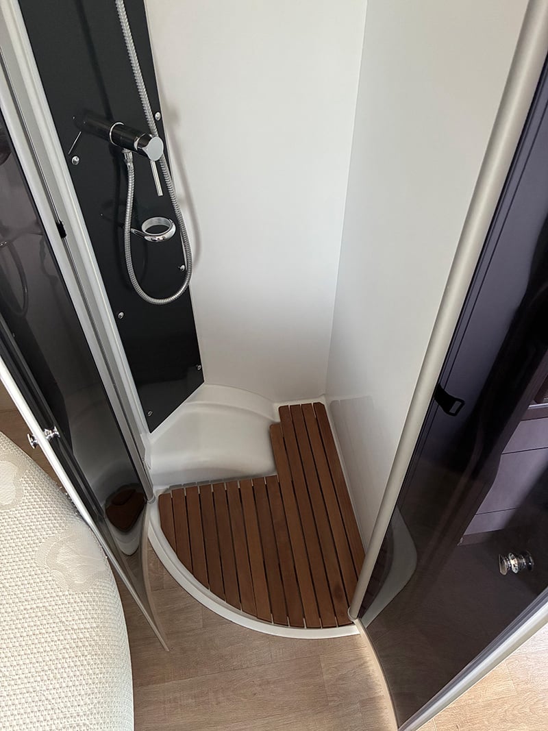 Profilé Challenger Genesis 288 EB espace douche caillebotis bois
