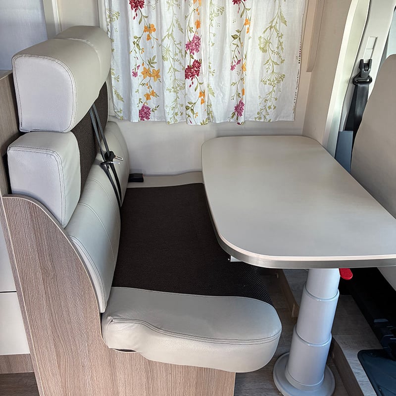 Profilé Challenger Genesis 288 EB espace salon