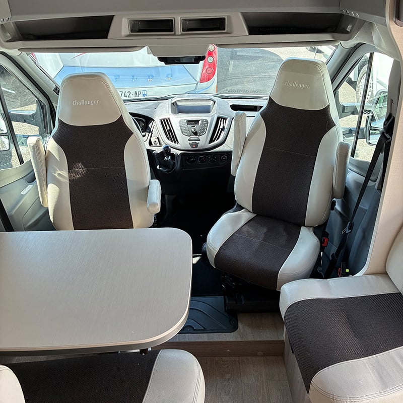 Profilé Challenger Genesis 288 EB espace salon cabine