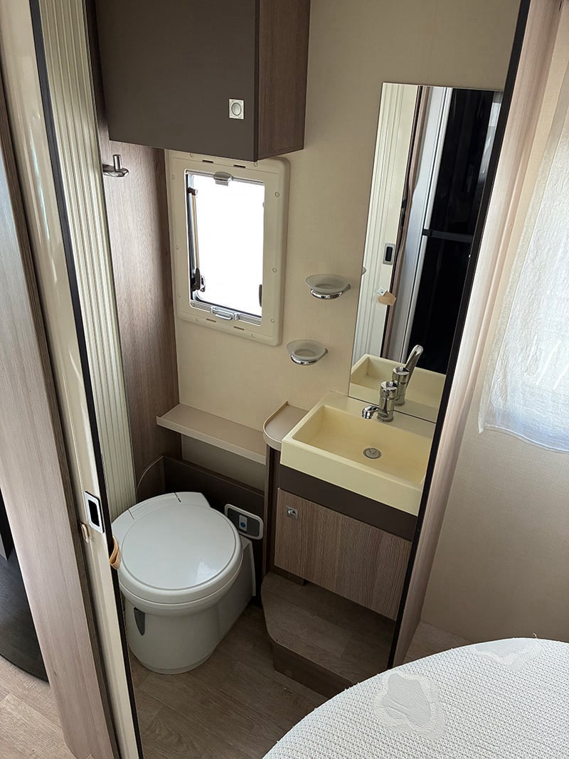 Profilé Challenger Genesis 288 EB espace sanitaire