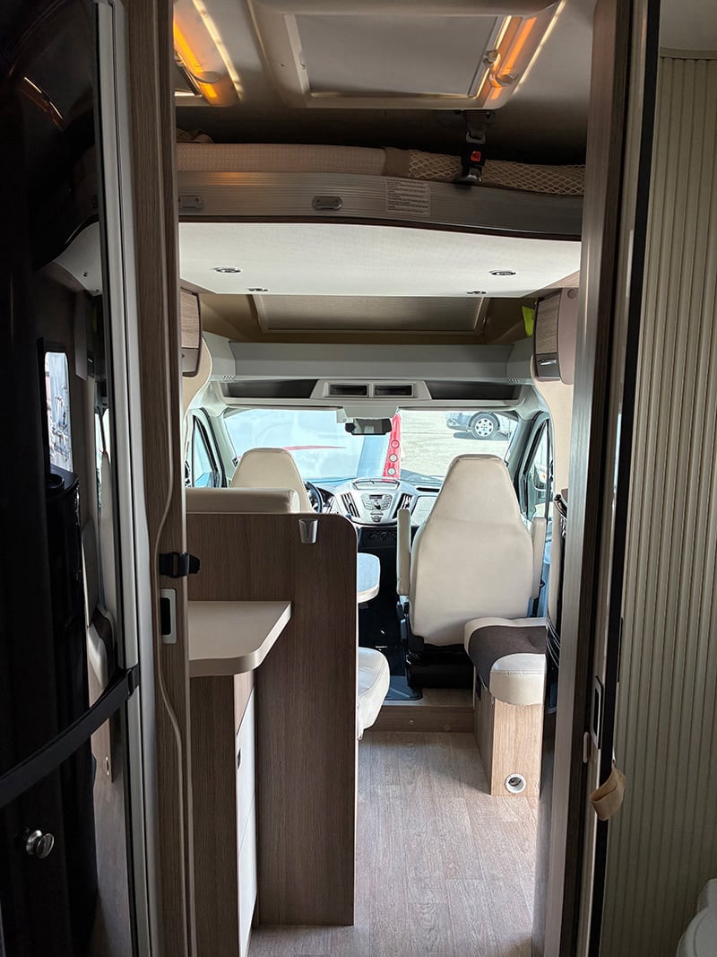 Profilé Challenger Genesis 288 EB vue intérieure cabine