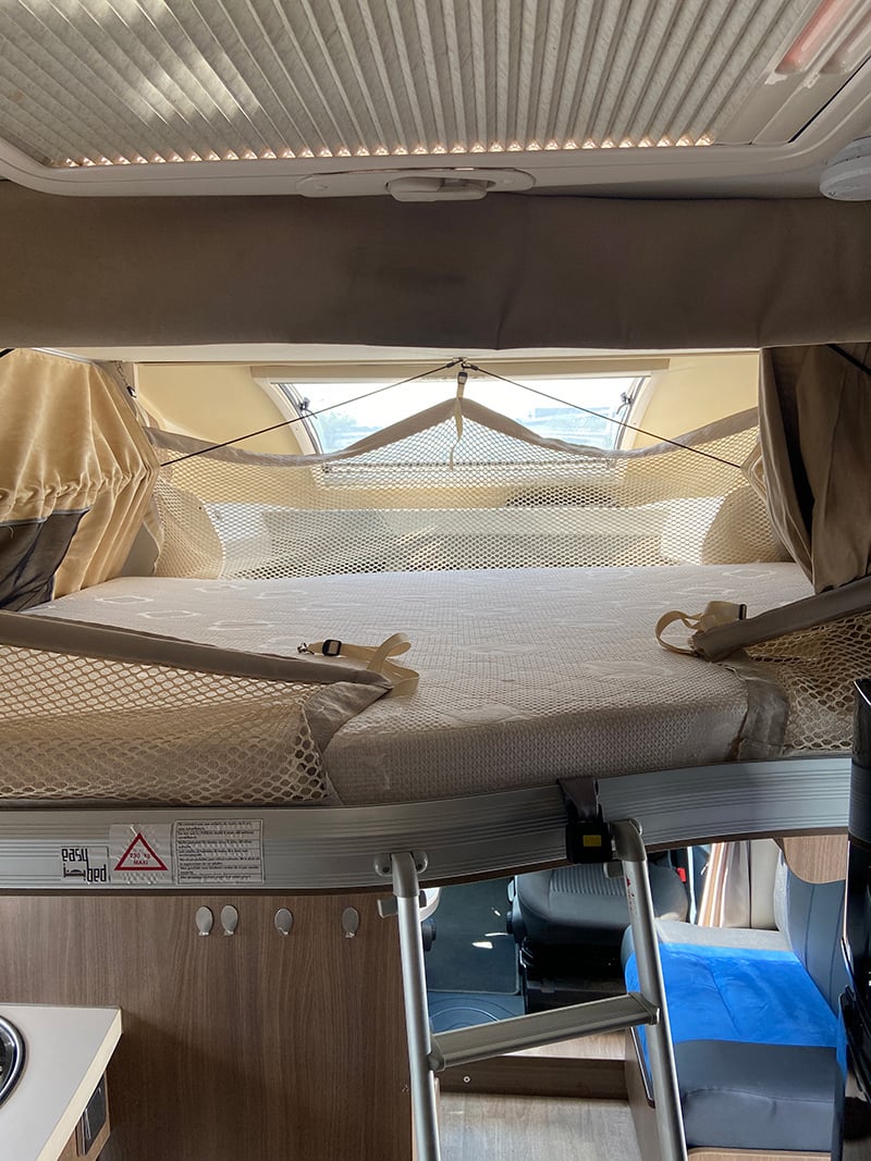 Profilé Challenger Genesis 398 EB espace couchage lit pavillon