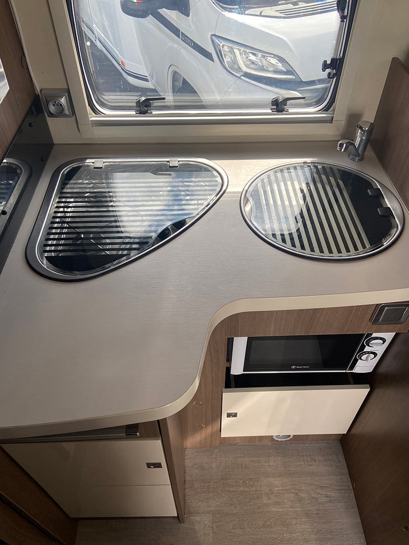 Profilé Challenger Genesis 398 EB espace cuisine protections fermées