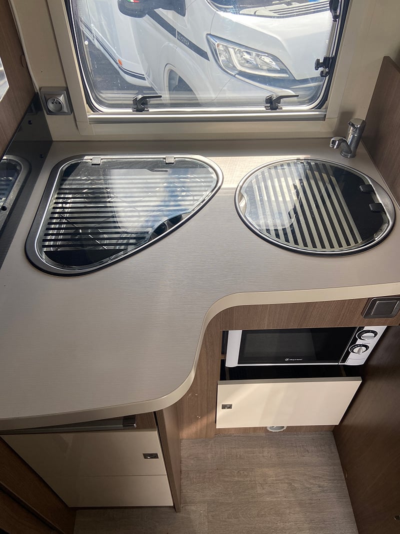 Profilé Challenger Genesis 398 EB espace cuisine protections fermées