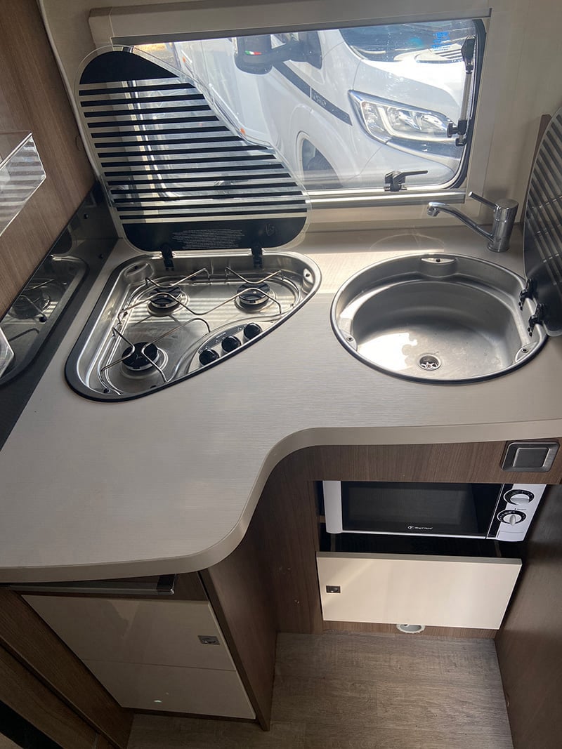 Profilé Challenger Genesis 398 EB espace cuisine protections ouvertes