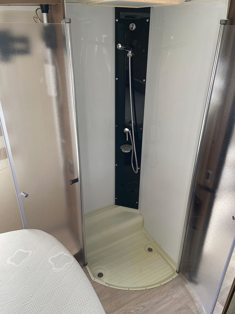 Profilé Challenger Genesis 398 EB espace douche