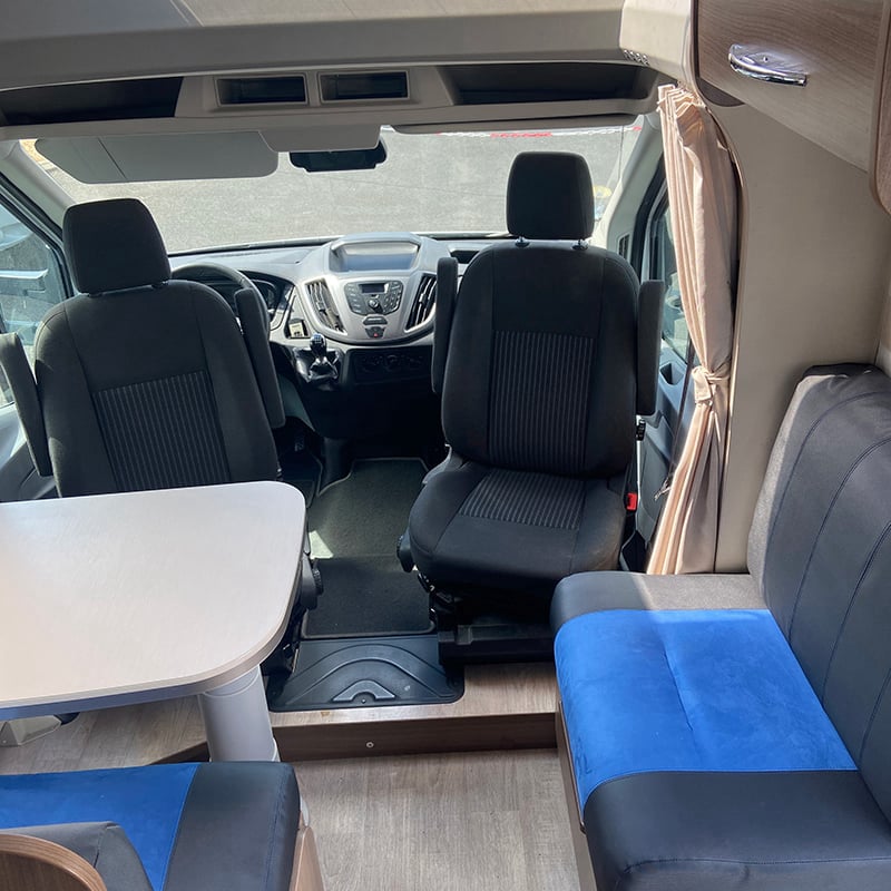 Profilé Challenger Genesis 398 EB espace salon cabine