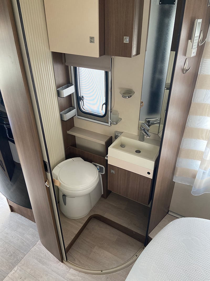 Profilé Challenger Genesis 398 EB espace sanitaire
