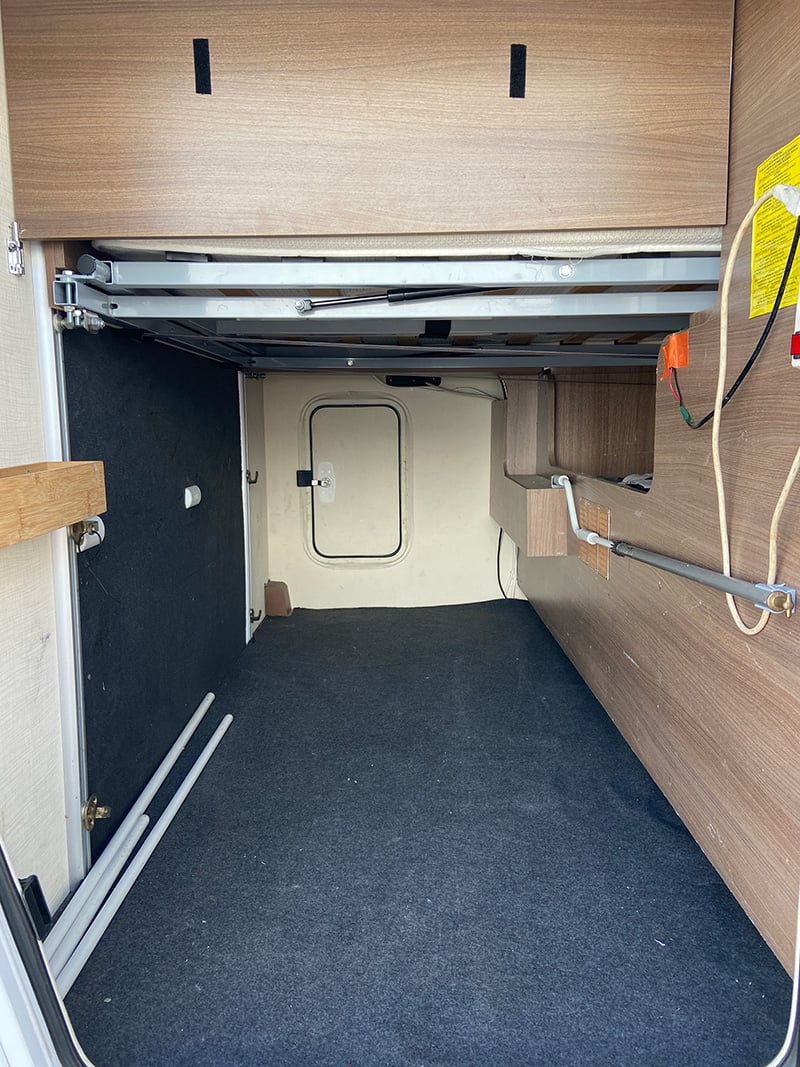 Profilé Challenger Genesis 398 EB espace soute