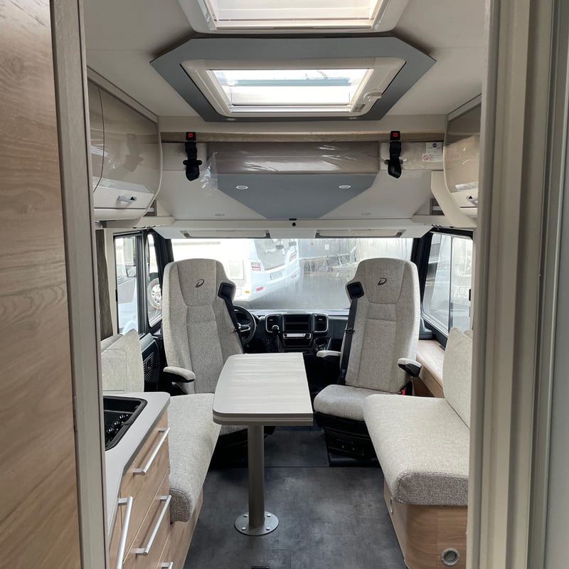 Intégral Dethleffs Esprit i7150-2 DBL vue intérieure cabine