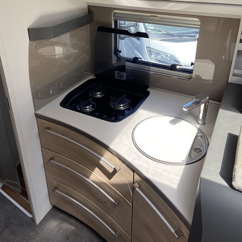 Intégral Dethleffs Esprit i7 150 DBM espace cuisine