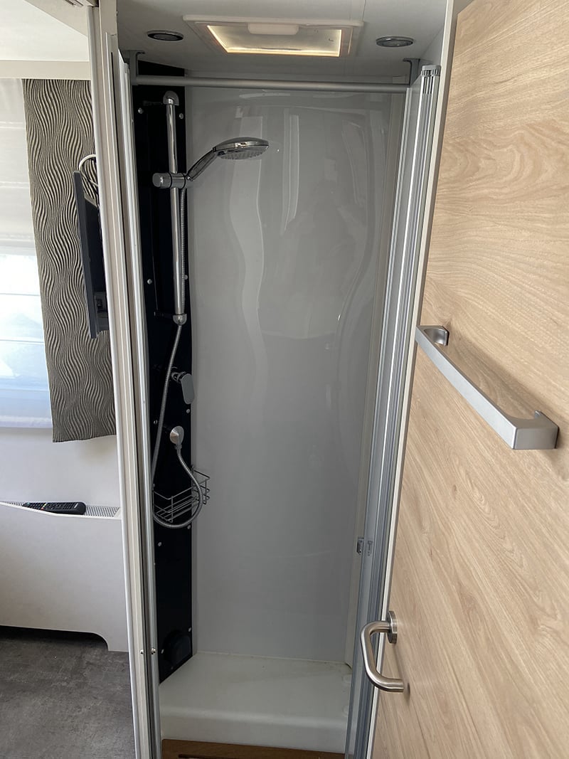 Intégral Dethleffs Esprit i7 150 DBM espace douche
