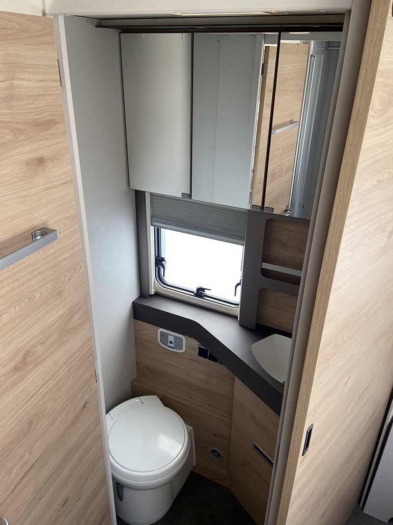 Intégral Dethleffs Esprit i7 150 DBM espace sanitaire