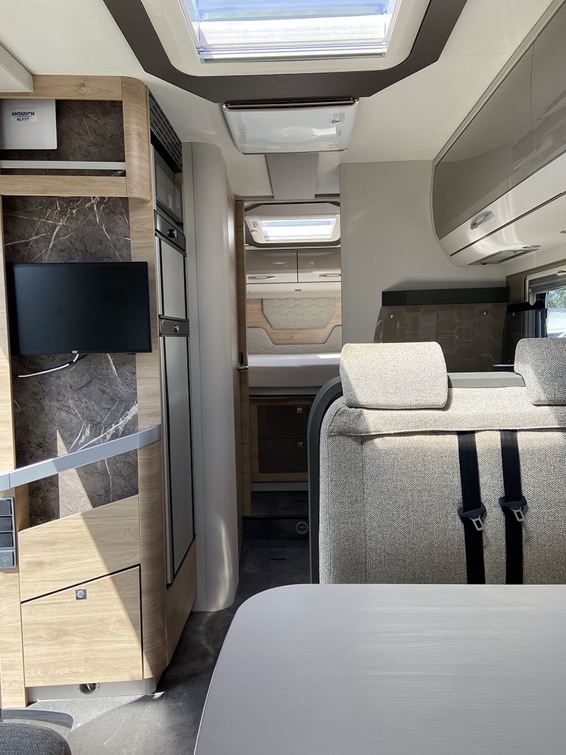 Intégral Dethleffs Esprit i7 150 DBM vue intérieure couchage