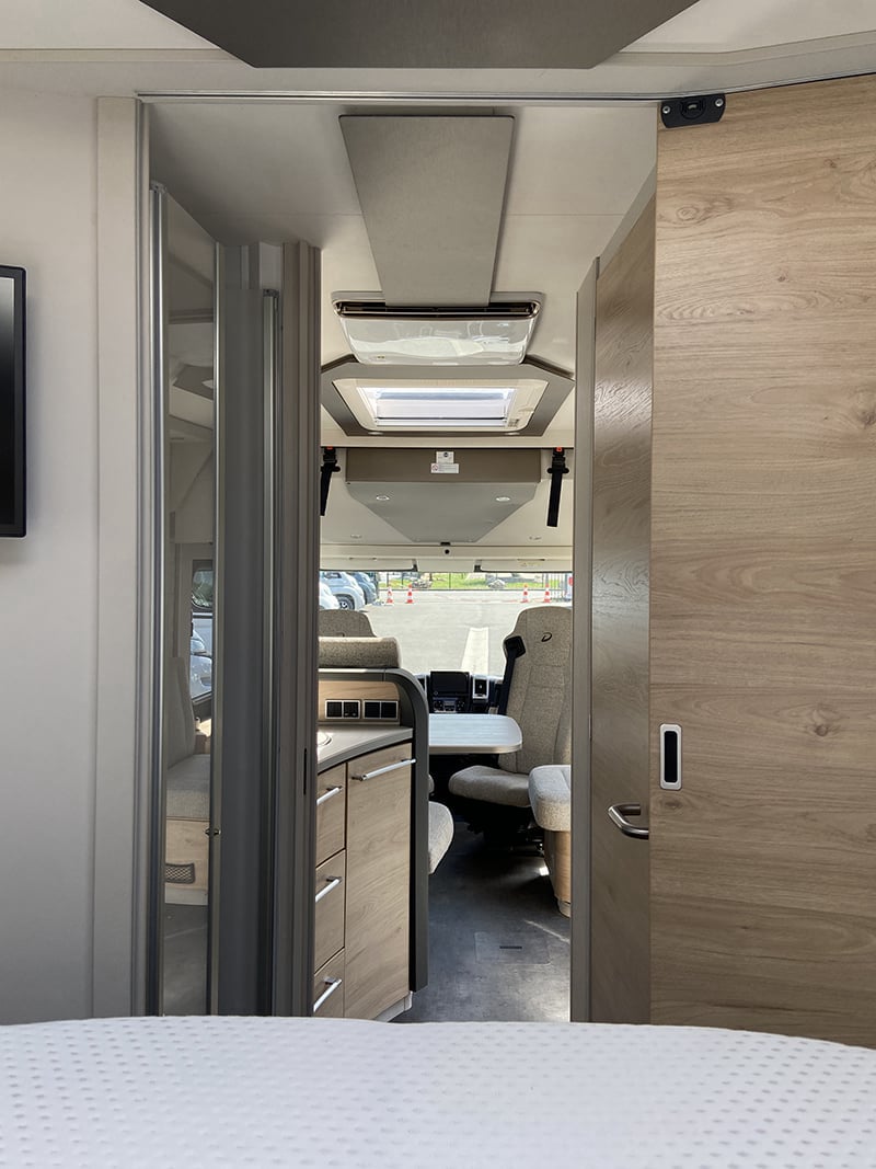 Intégral Dethleffs Esprit i7 150 DBM vue intérieure salon