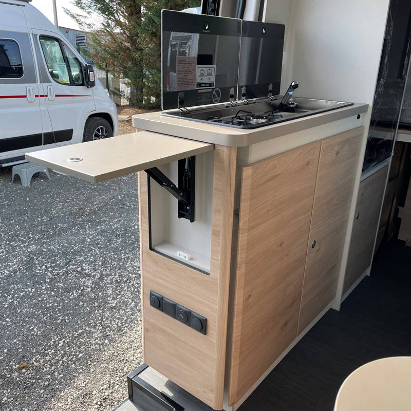 Fourgon Dethleffs Globetrail 590 C cuisine avec table de travail dépliée