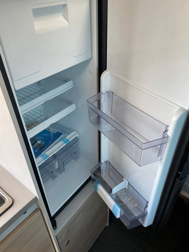 Fourgon Dethleffs Globetrail 590 C grand frigo ouvert