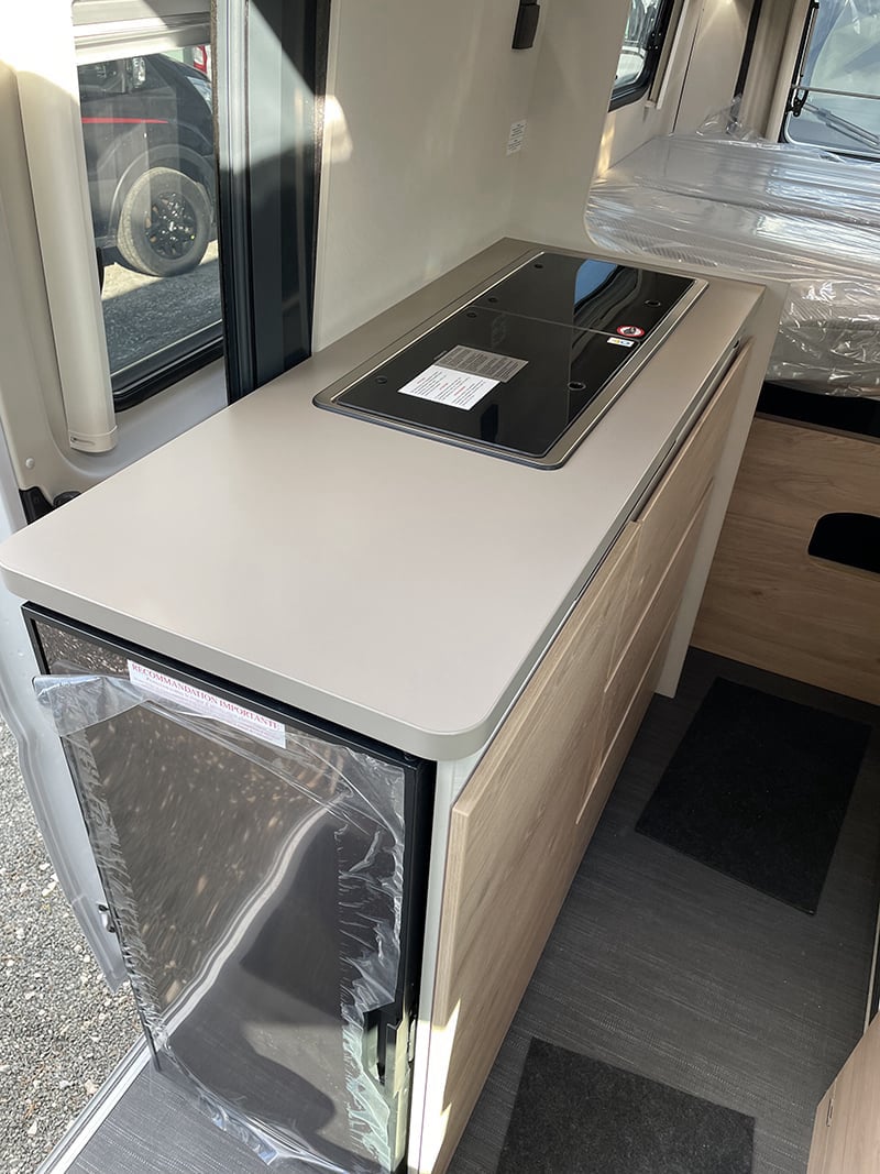Fourgon Dethleffs Globetrail 600 espace cuisine protection fermée