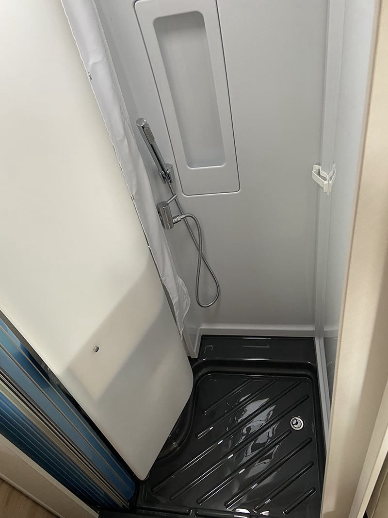 Fourgon Dethleffs Globetrail 600 espace douche