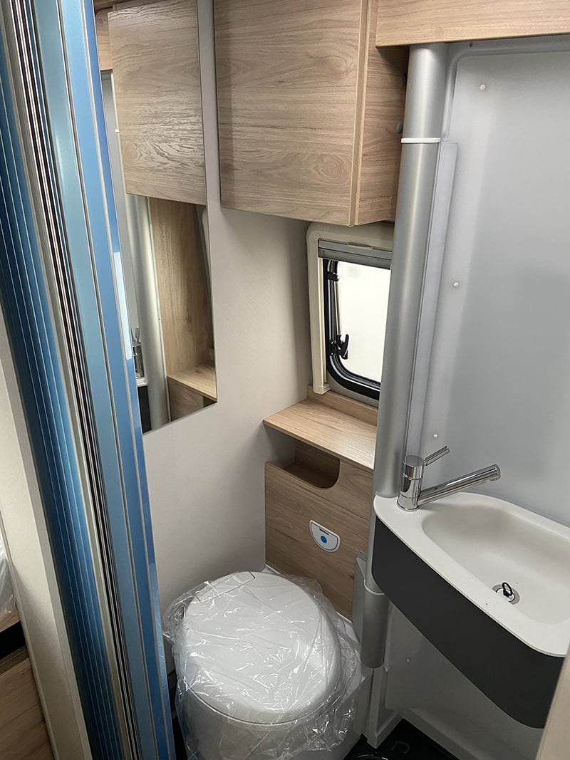 Fourgon Dethleffs Globetrail 600 autre vue espace sanitaire
