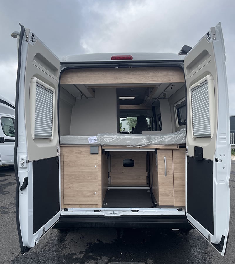 Fourgon Dethleffs Globetrail 600 face arrière porte ouverte