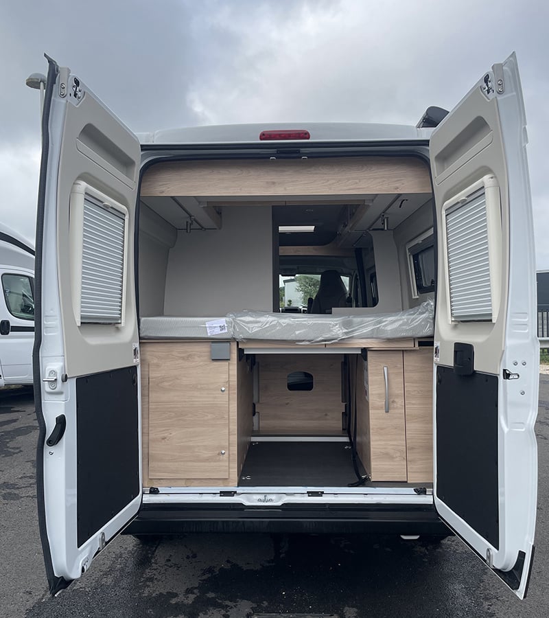 Fourgon Dethleffs Globetrail 600 face arrière porte ouverte