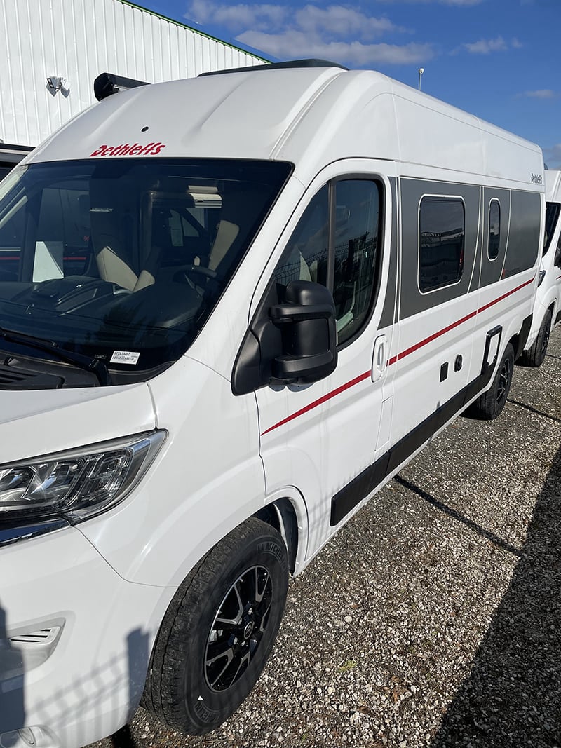 Fourgon Dethleffs Globetrail 600 profil avant gauche