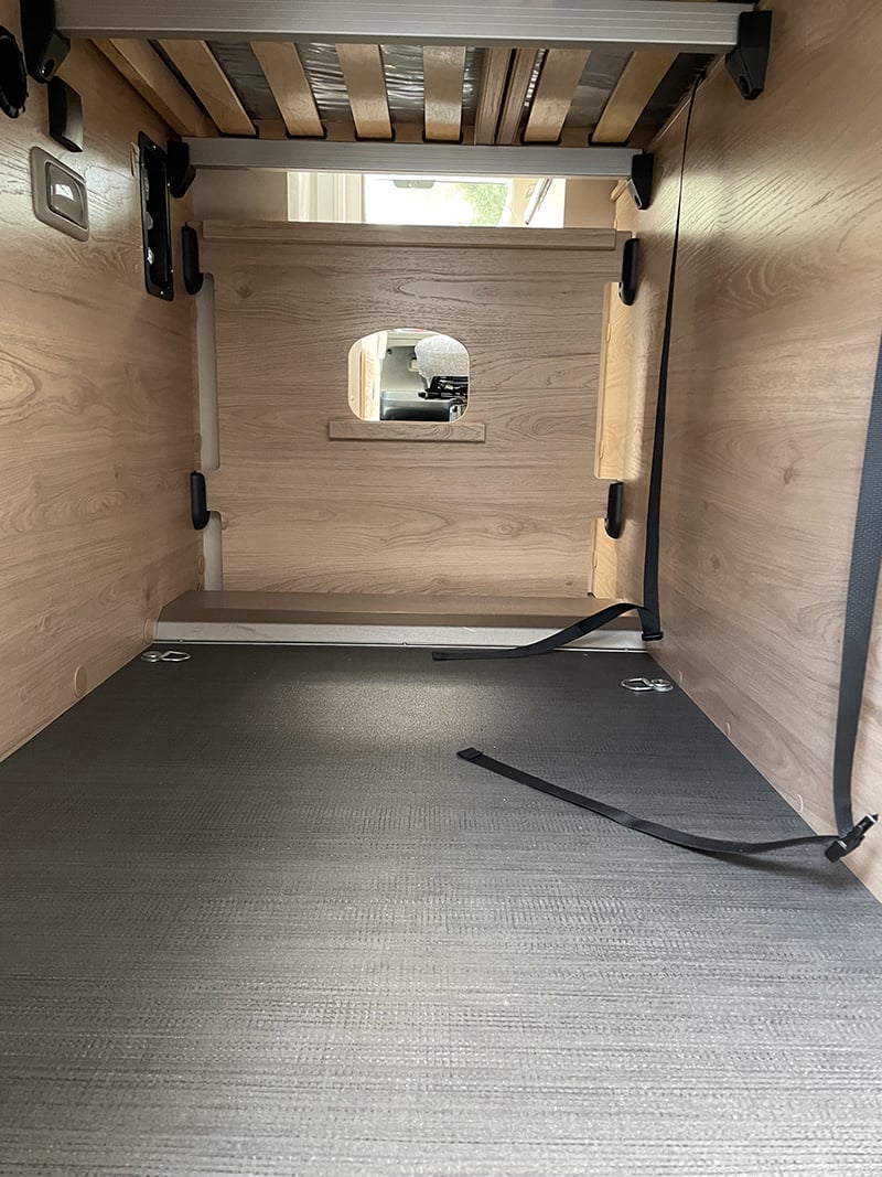Fourgon Dethleffs Globetrail 600 espace rangement