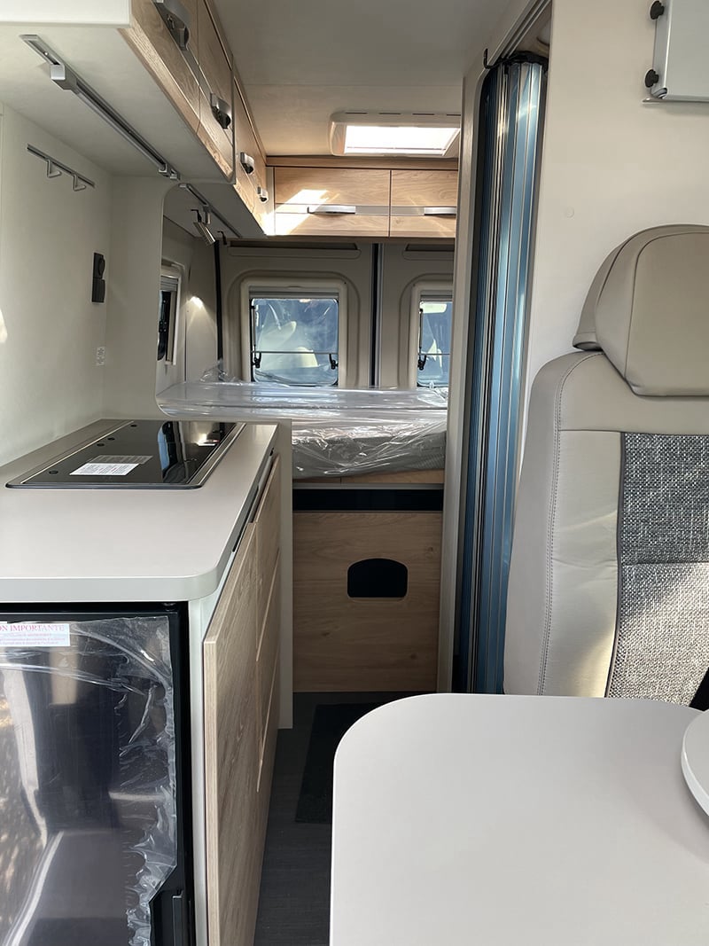 Fourgon Dethleffs Globetrail 600 vue intérieure couchage