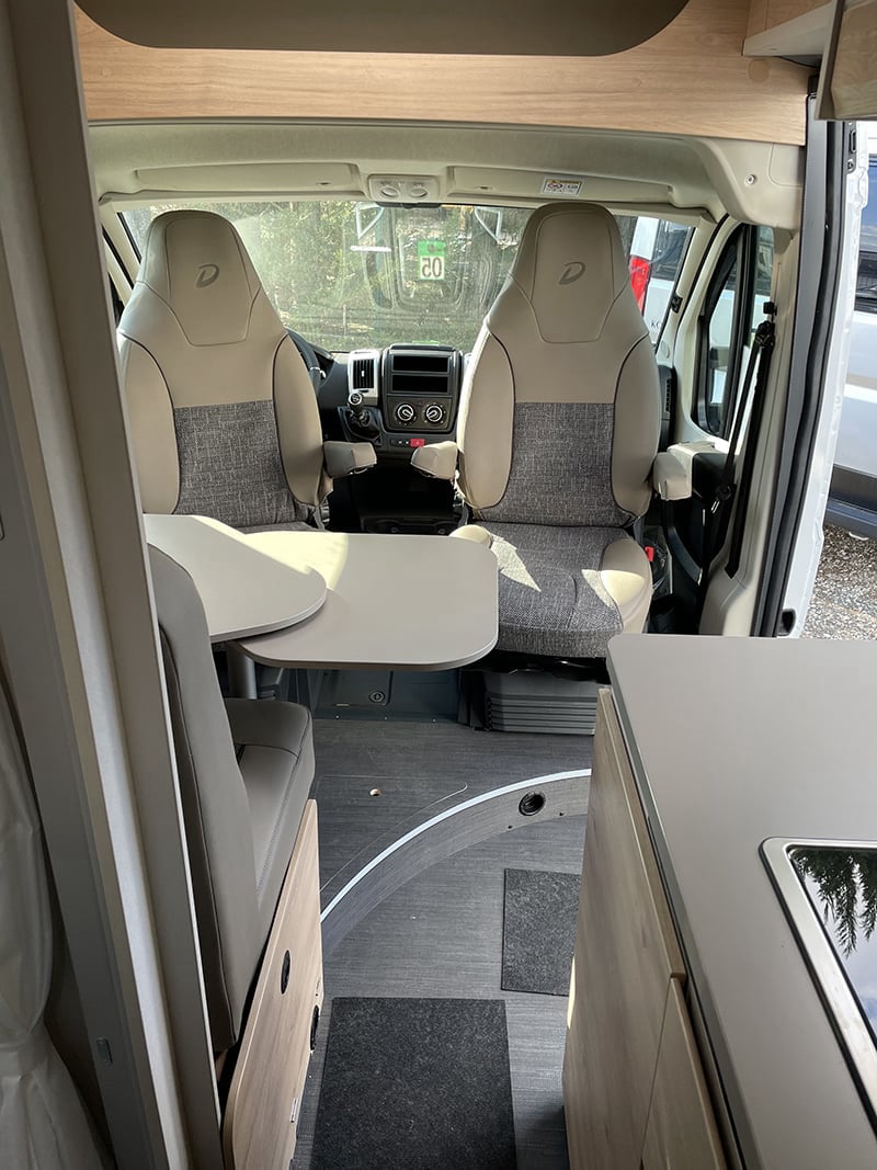 Fourgon Dethleffs Globetrail 600 vue intérieure cabine