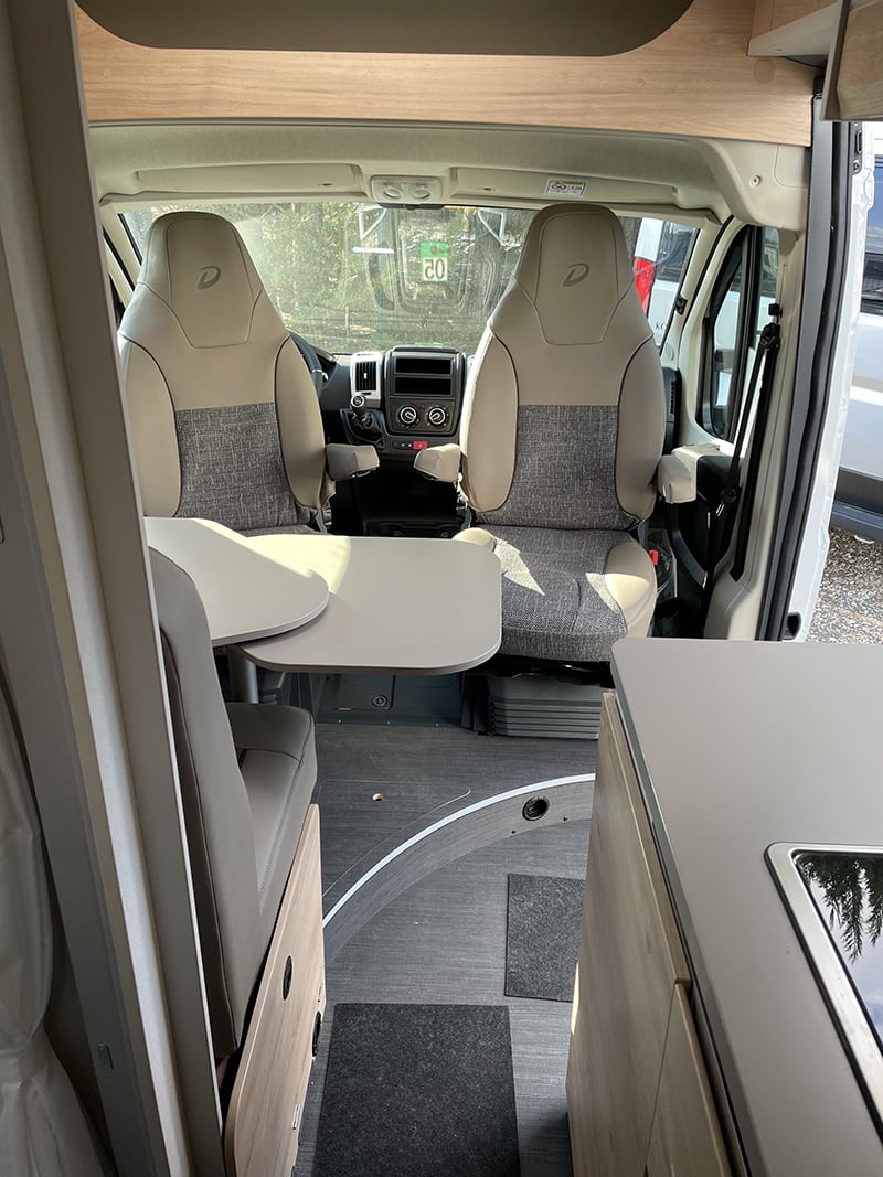 Fourgon Dethleffs Globetrail 600 vue intérieure cabine
