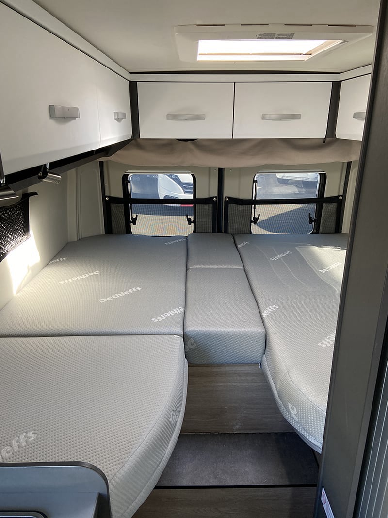 Fourgon Dethleffs Globetrail 640 ES Advantage espace couchage