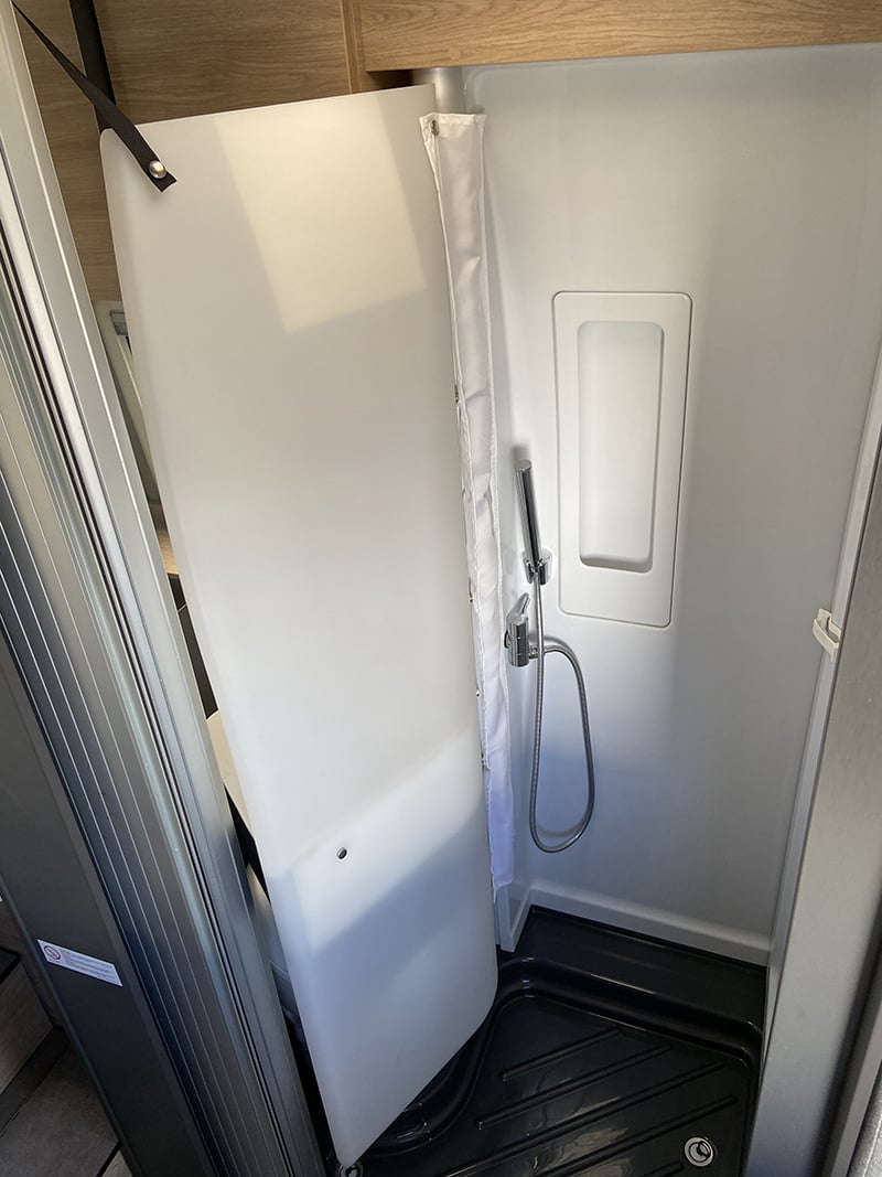 Fourgon Dethleffs Globetrail 640 ES Advantage espace douche