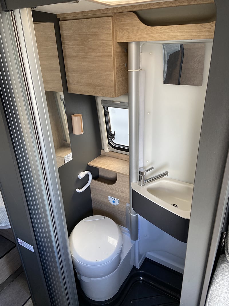 Fourgon Dethleffs Globetrail 640 ES Advantage espace sanitaire