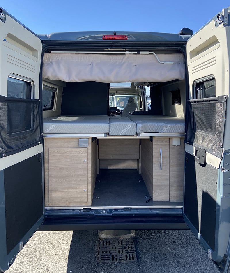 Fourgon Dethleffs Globetrail 640 ES Advantage face arrière porte ouverte