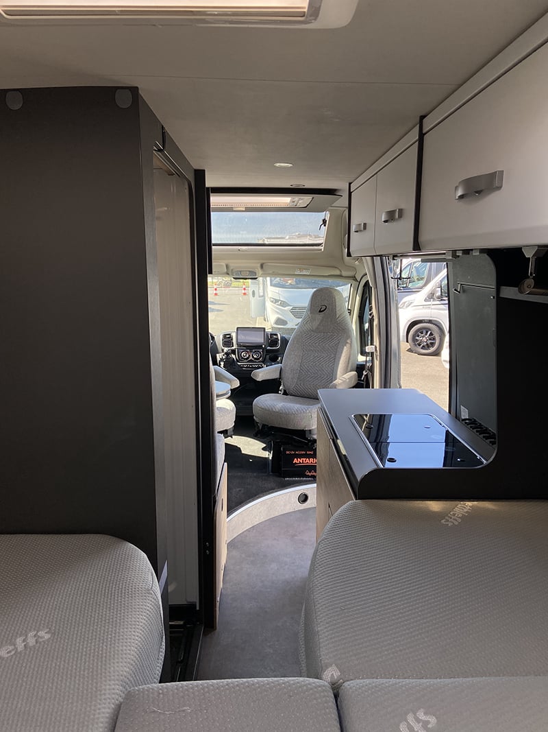 Fourgon Dethleffs Globetrail 640 ES Advantage vue intérieure cabine